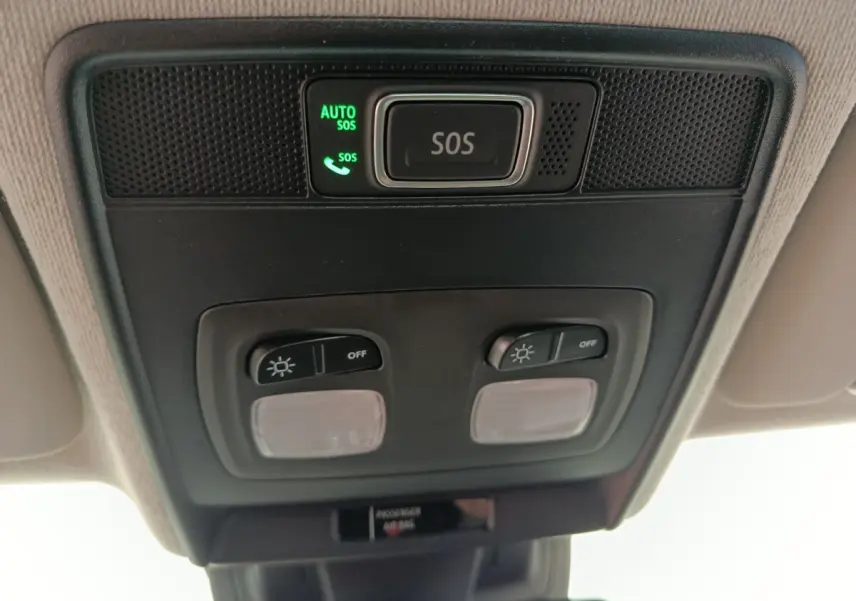 Vue intérieure du plafonnier avec bouton SOS éclairé dans une Renault Clio blanche 2024 Essence.