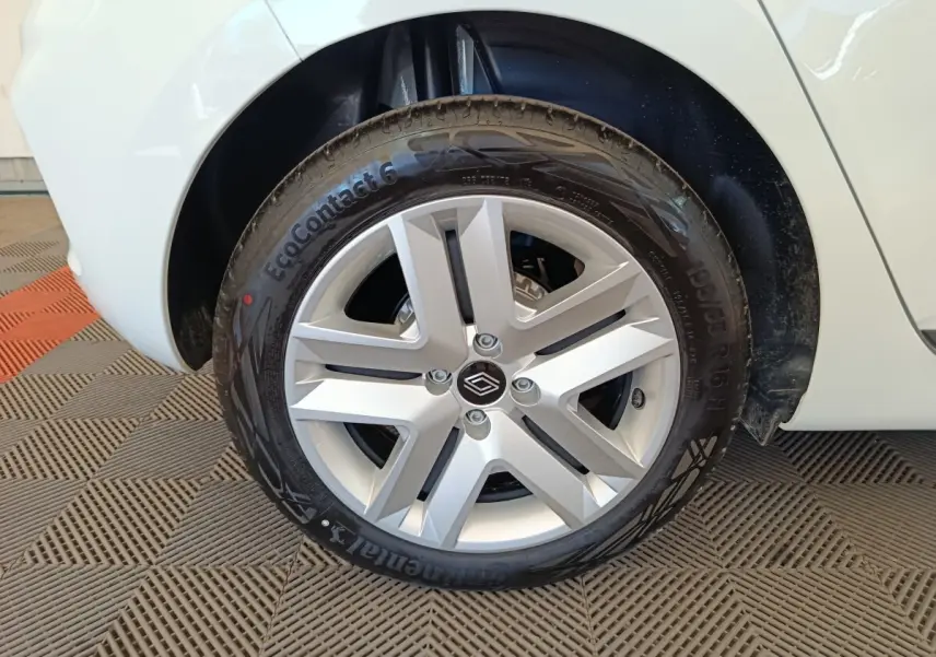Gros plan sur la roue avant droite blanche d'une Renault Clio 2024 avec jante alliage et pneu Continental EcoContact 6.