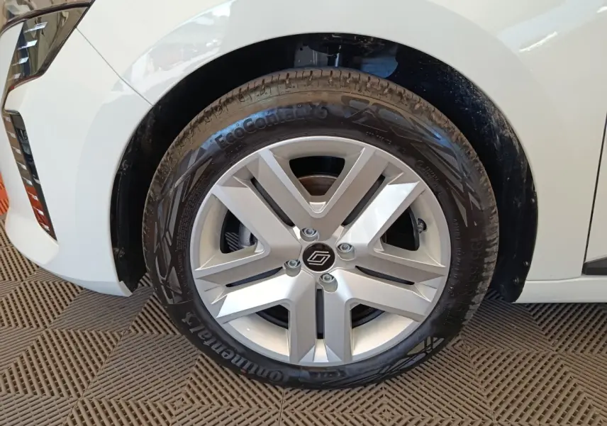 Gros plan sur la roue avant droite d'une Renault Clio blanche avec jante alliage et pneu Continental EcoContact 6.