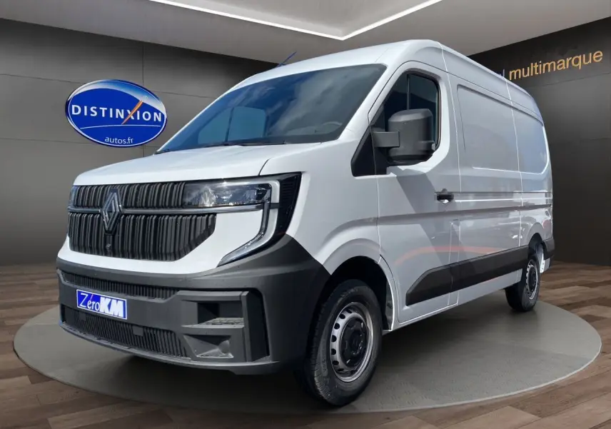 Renault Master blanc en 3/4 avant droit, avec calandre noire grainée et jantes tôlées 16 pouces.