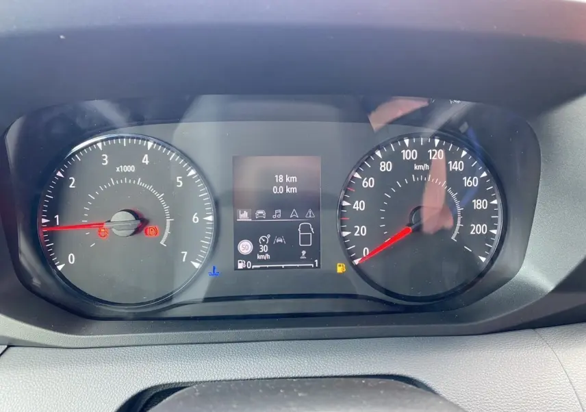 Vue rapprochée du combiné d'instrumentation du Renault Master 2025 affichant 18 km et alertes de sécurité.