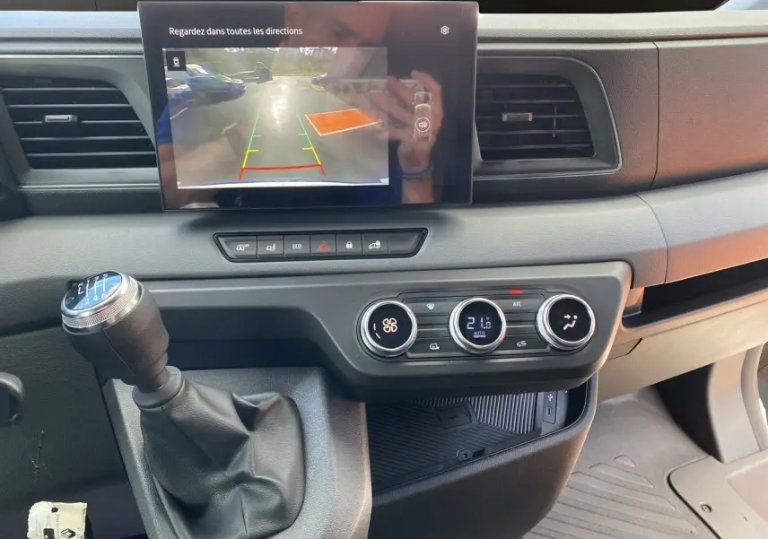 Vue rapprochée de la console centrale du Renault Master blanc 2025, avec écran multimédia et levier de vitesse manuel.