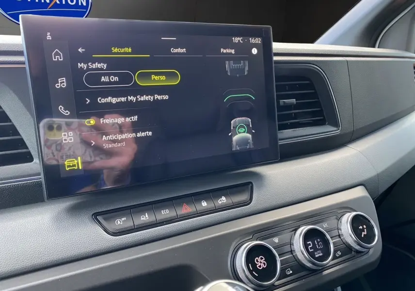 Tableau de bord du Renault Master 2025 avec écran tactile OpenR Link et commandes climatisation en vue latérale droite.