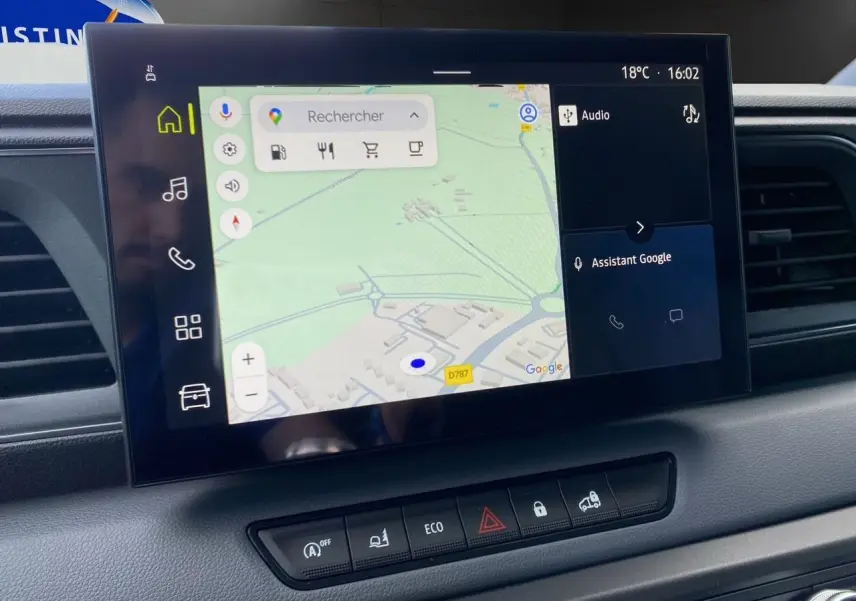 Écran tactile central du tableau de bord du Renault Master blanc, affichant la navigation GPS et commandes multimédia.