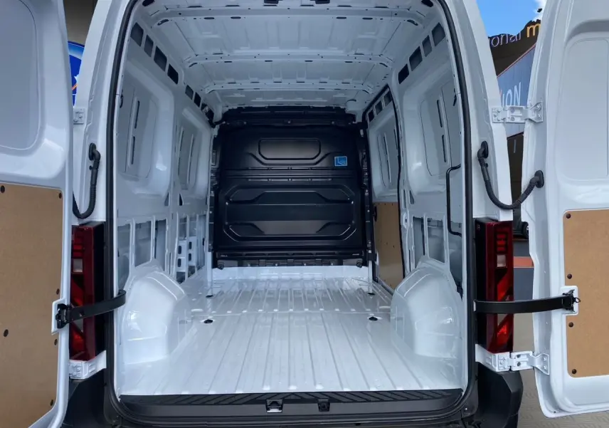 Vue arrière du Renault Master blanc 2025 avec portes ouvertes montrant la grande zone de chargement vide et tôlée.