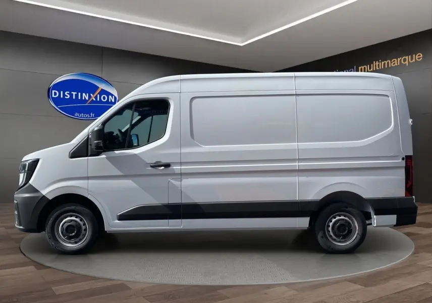 Vue latérale droite du Renault Master blanc 2025 avec portes arrière tôlées et jantes tôlées 16 pouces.