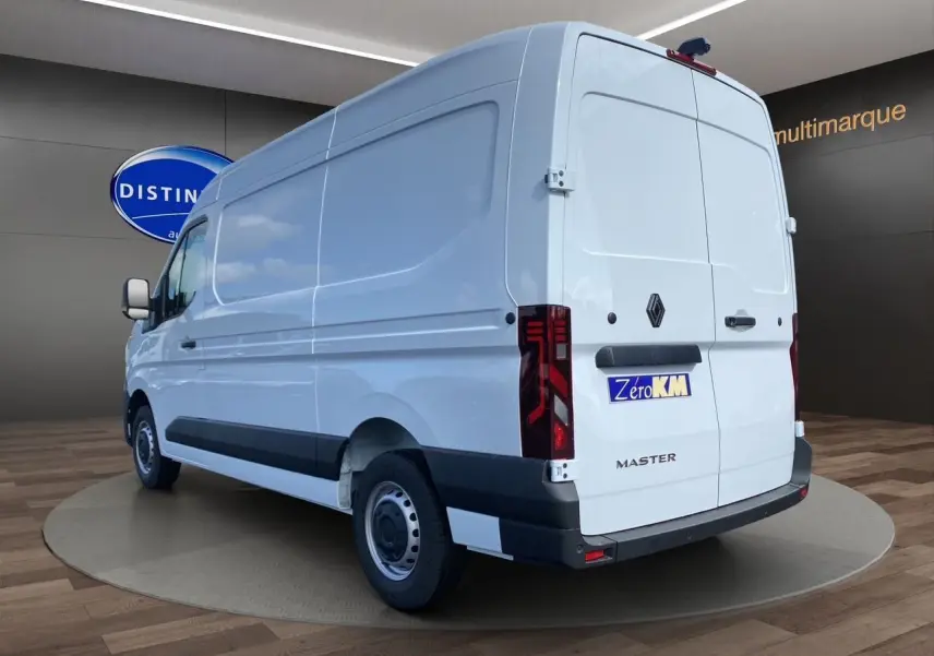 Renault Master blanc en vue 3/4 arrière droit, portes arrière tôlées et jantes tôlées 16 pouces avec enjoliveurs.