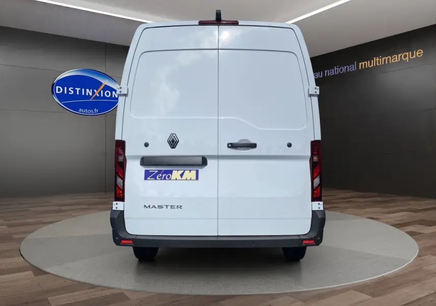 Vue arrière d'un utilitaire Renault Master blanc avec portes arrière tôlées et logo central noir.