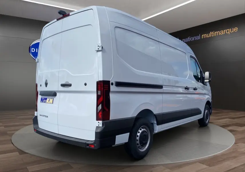 Vue 3/4 arrière droite du Renault Master blanc, fourgon utilitaire avec portes arrière tôlées et jantes tôlées 16 pouces.