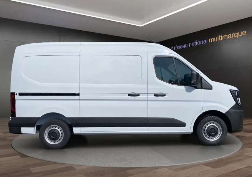 Profil droit du Renault Master blanc 2025 avec portes arrière tôlées et jantes tôlées 16 pouces.