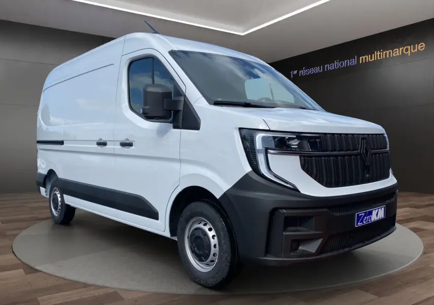 Renault Master blanc en 3/4 avant droit, avec calandre noire grainée et jantes tôlées 16 pouces.