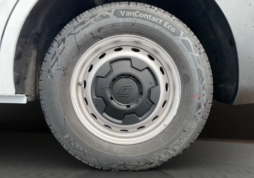 Gros plan sur la roue avant droite du Renault Master blanc avec jante tôlée 16'' et enjoliveur noir.