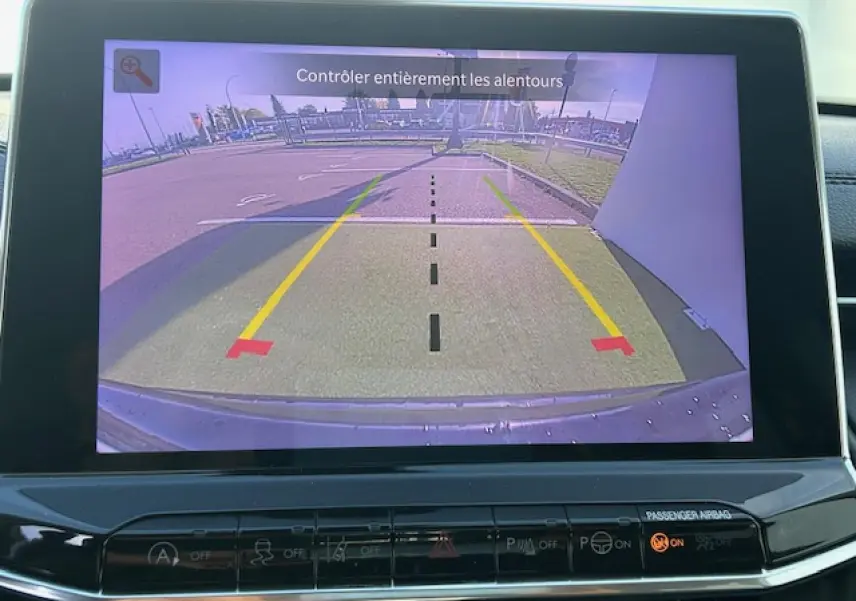 Écran tactile affichant la caméra de recul du Jeep Compass noir, avec lignes d'aide au stationnement visibles.