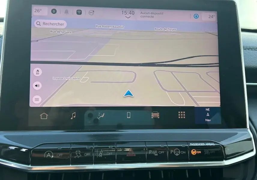 Écran tactile de navigation du Jeep Compass 2021 en plan rapproché, avec commandes et affichage clair.