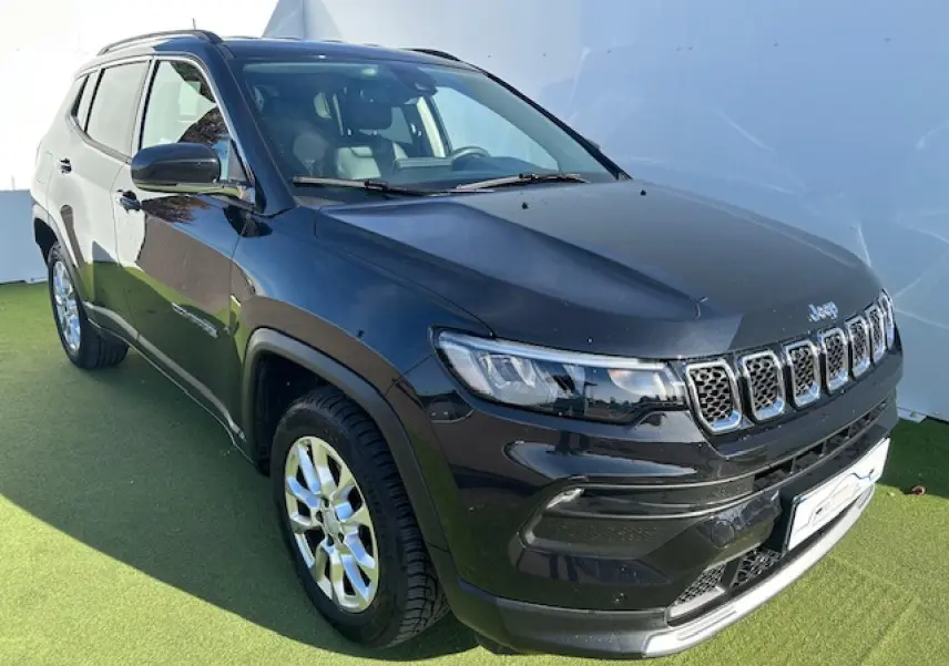 Jeep Compass noir métallisé en 3/4 avant droit, avec calandre à sept fentes et jantes alliage 17 pouces visibles.