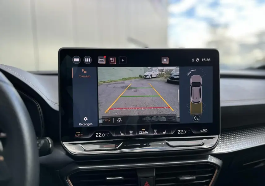 Écran tactile central affichant la caméra de recul dans l'habitacle du CUPRA Formentor blanc Neige 2025.