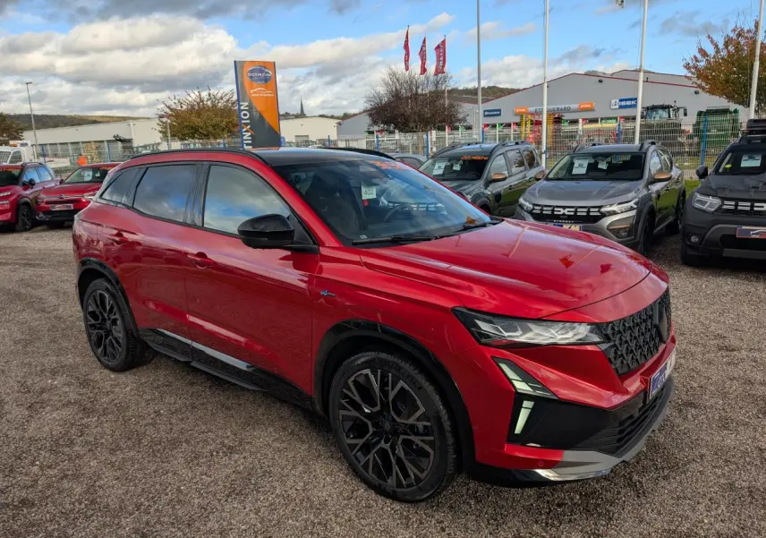 Renault Austral rouge métallisé en 3/4 avant droit avec jantes noires et calandre noir brillant Esprit Alpine.