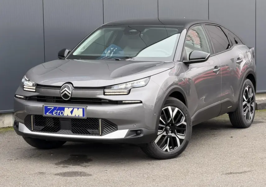 Citroën C4 hybride gris Mercury avec toit noir, vue 3/4 avant mettant en valeur les jantes alliage 18 pouces.