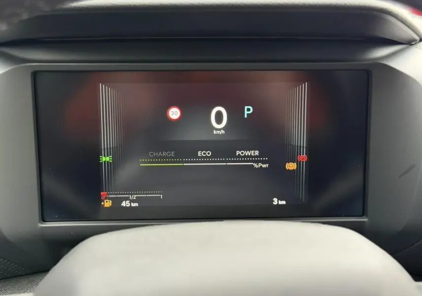 Affichage numérique du tableau de bord de la Citroën C4 hybride, indiquant vitesse à 0 km/h et mode parking.