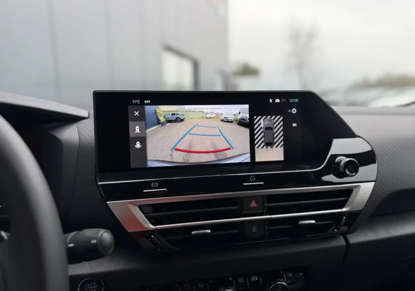 Vue intérieure du tableau de bord de la Citroën C4 2025, écran tactile affichant la caméra de recul en fonctionnement.