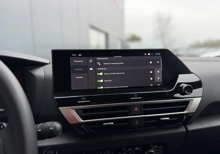 Tableau de bord de Citroën C4 2025 avec écran tactile central affichant les aides à la conduite, vue intérieure frontale.
