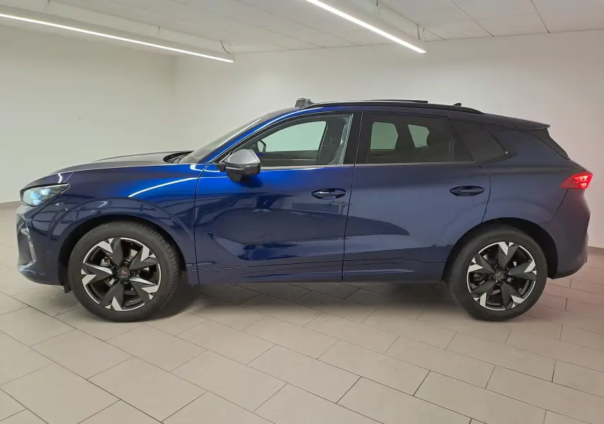 Vue de profil côté gauche du CUPRA TERRAMAR 2025 en Bleu Cosmos avec jantes 19'' Spectrum et toit ouvrant panoramique.