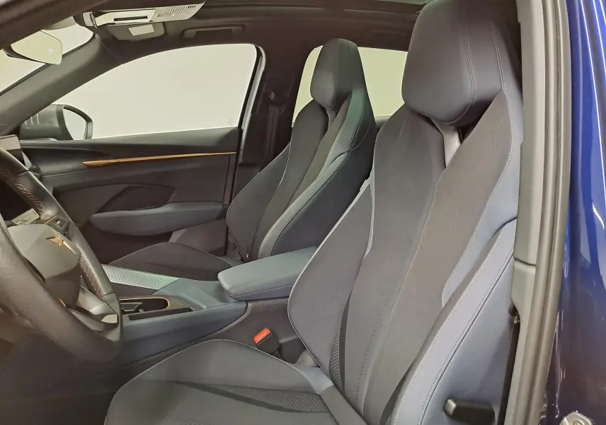 Vue intérieure côté gauche de la CUPRA TERRAMAR 2025 avec sièges sport noirs et toit ouvrant panoramique visible.