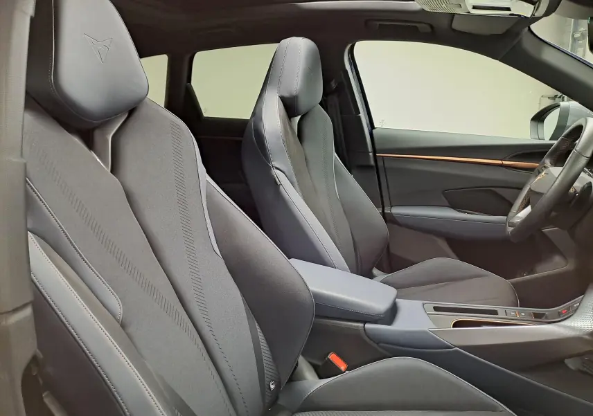 Vue intérieure côté droit des sièges avant noirs du CUPRA TERRAMAR 2025 avec détails cuir et logo sur appuie-tête.