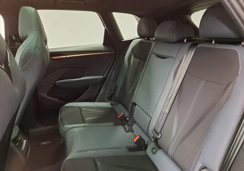 Vue intérieure des sièges arrière en tissu et cuir gris du CUPRA TERRAMAR 2025, avec ceinture de sécurité et accoudoir central.