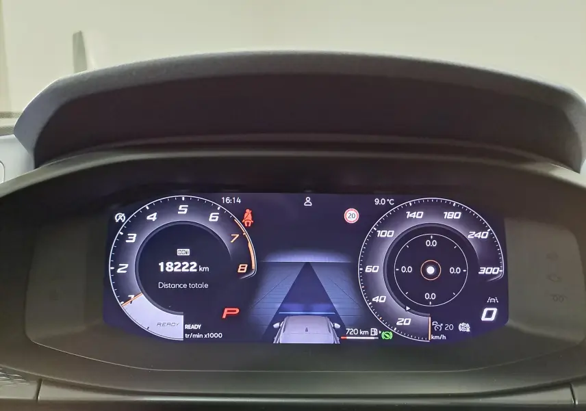 Affichage numérique du tableau de bord de la CUPRA TERRAMAR 2025 montrant la vitesse, le compte-tours et l'autonomie restante.