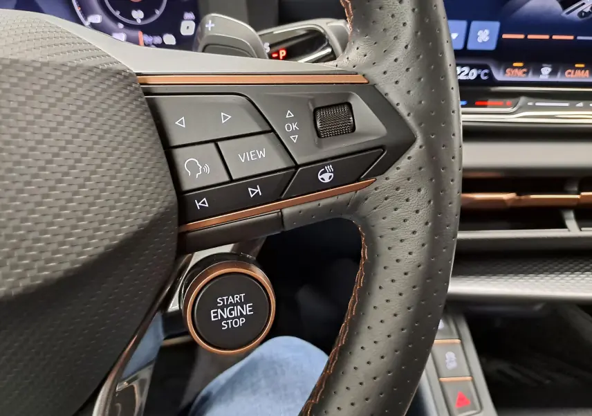 Gros plan sur le volant perforé et les commandes du CUPRA TERRAMAR 2025, avec bouton start engine stop visible.