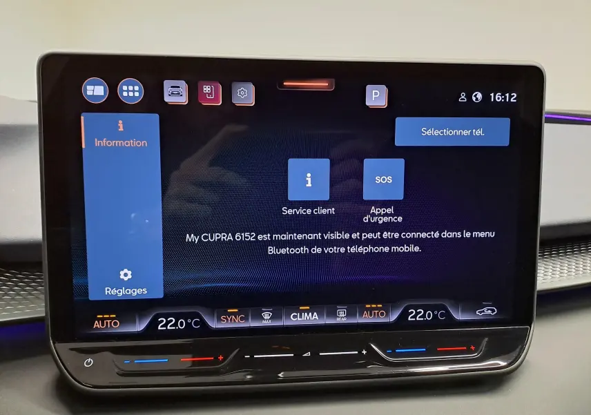 Écran tactile central du tableau de bord du CUPRA TERRAMAR 2025 affichant les réglages climatisation et options connectées.