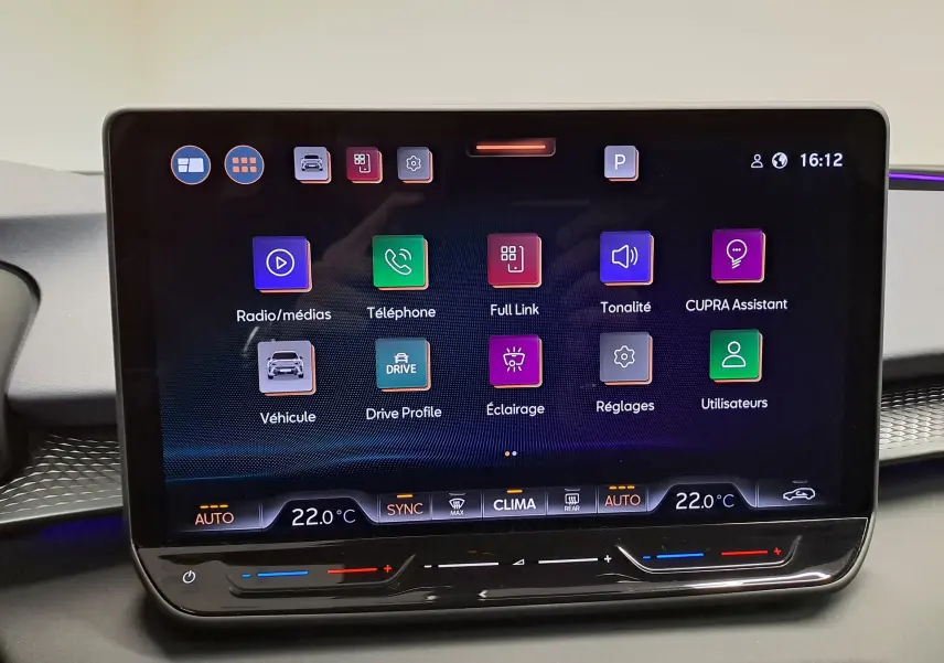 Écran tactile central du CUPRA Terramar 2025 affichant les options multimédia et climatisation, intérieur moderne.