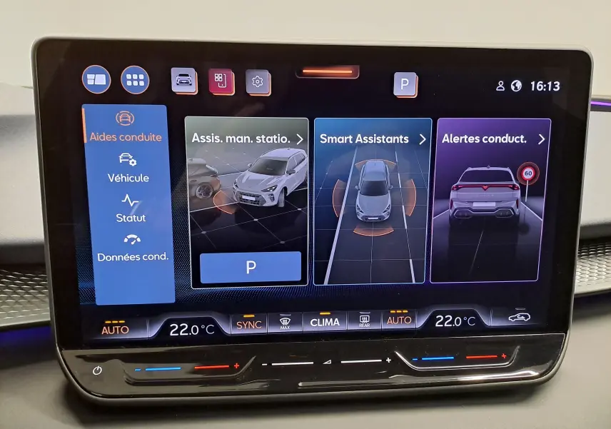 Écran tactile du tableau de bord affichant les aides à la conduite du CUPRA TERRAMAR 2025 en intérieur.