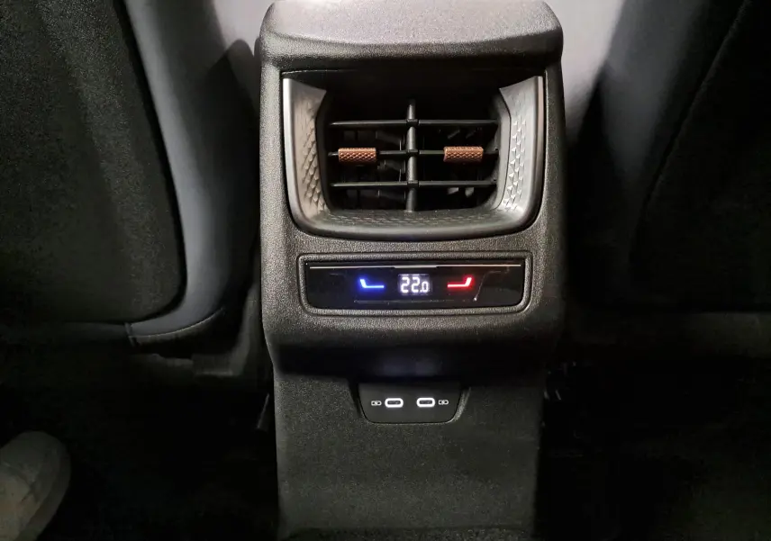 Vue rapprochée de la console arrière du CUPRA TERRAMAR 2025 avec réglage de climatisation et ports USB visibles.