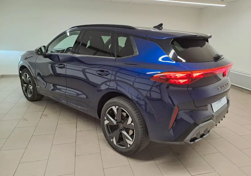 Vue 3/4 arrière droite d'un CUPRA TERRAMAR bleu cosmos avec jantes 19'' Spectrum et toit ouvrant panoramique.