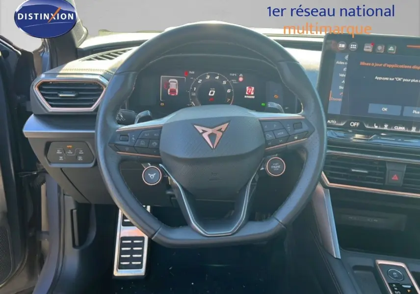 Vue intérieure centrée sur le volant de la CUPRA Formentor 1.5 eTSI 2025, avec tableau de bord digital et écran tactile.