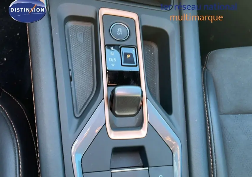 Vue rapprochée de la console centrale avec levier de vitesse et boutons de commande sur CUPRA Formentor gris magnétique 2025.