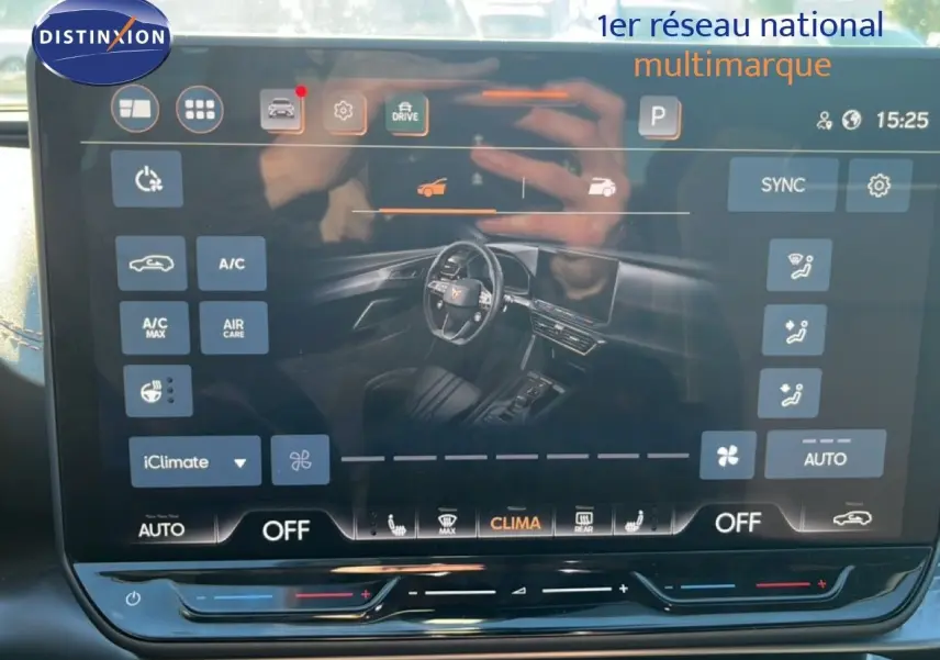 Écran tactile du système de climatisation affichant l’intérieur noir du CUPRA Formentor 1.5 eTSI gris magnétique, vue frontale.