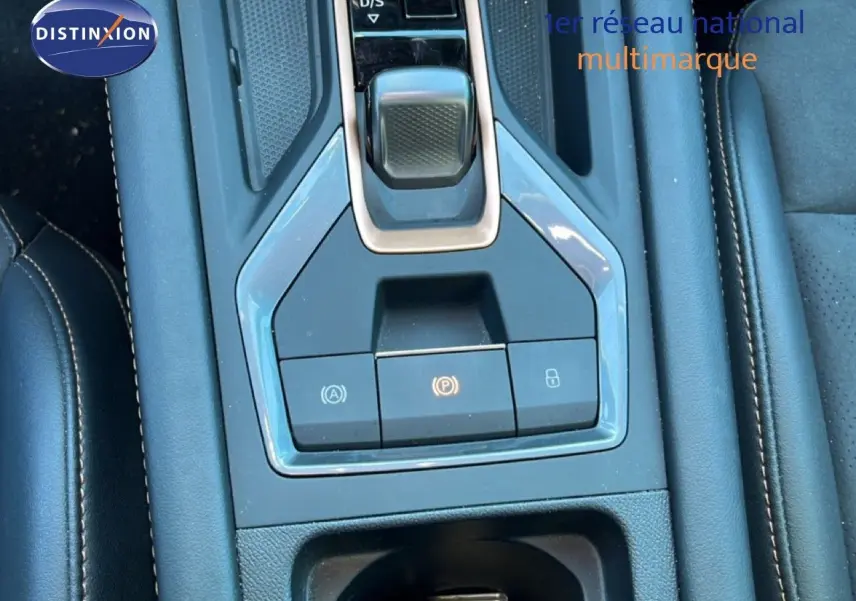 Vue rapprochée de la console centrale de la CUPRA Formentor gris magnétique, mettant en valeur le levier de vitesse automatique et les commandes.