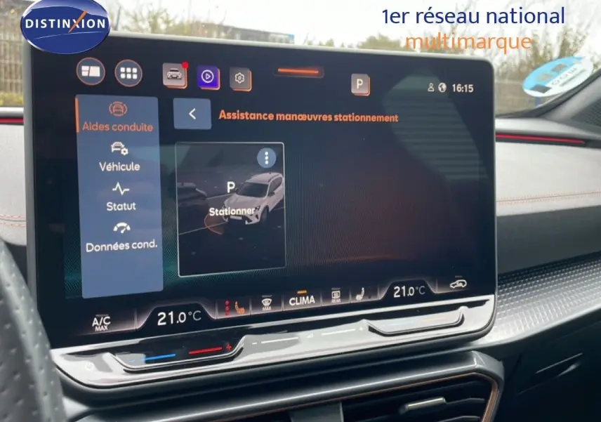 Écran tactile central affichant l'assistance au stationnement dans l'habitacle d'une CUPRA Formentor 2025.