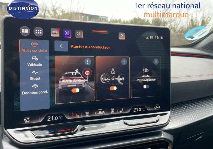 Écran tactile central du tableau de bord du CUPRA Formentor gris métallique, affichant les alertes au conducteur.