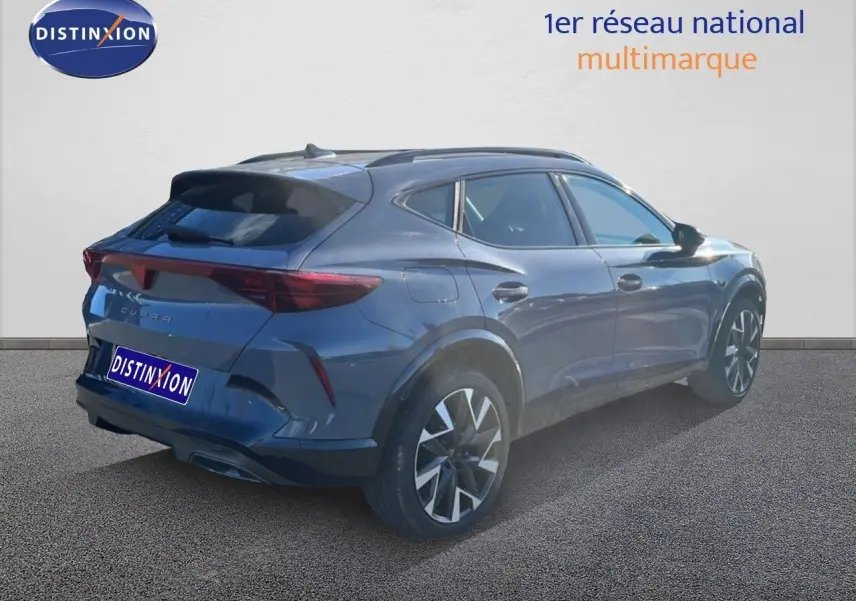 Vue 3/4 arrière droite d'un CUPRA Formentor gris magnétique métallisé avec jantes bi-ton et feux LED distinctifs.