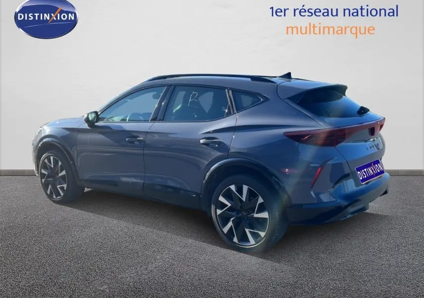 Vue 3/4 arrière droite du CUPRA Formentor gris magnétique métal, soulignant ses jantes bi-ton et son design dynamique.