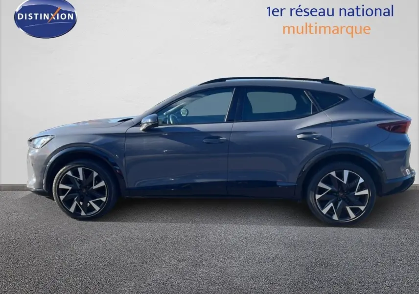 Vue de profil côté gauche d’un CUPRA Formentor gris magnétique métal avec jantes bi-ton et silhouette dynamique.