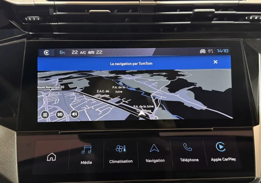Écran tactile central de navigation affichant une carte, tableau de bord intérieur Peugeot 308 rouge 2025.