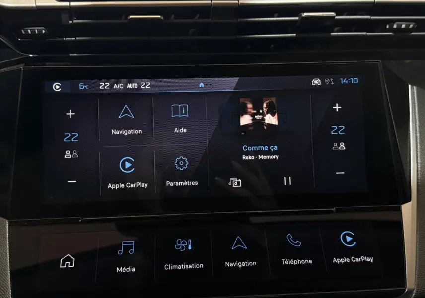Écran tactile central de la Peugeot 308 2025 affichant la navigation et Apple CarPlay, vue intérieure frontale.