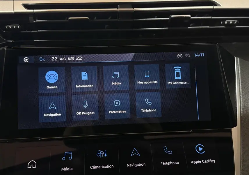 Écran tactile central de la Peugeot 308 2025 affichant les menus multimédia et navigation, vue intérieure rapprochée.