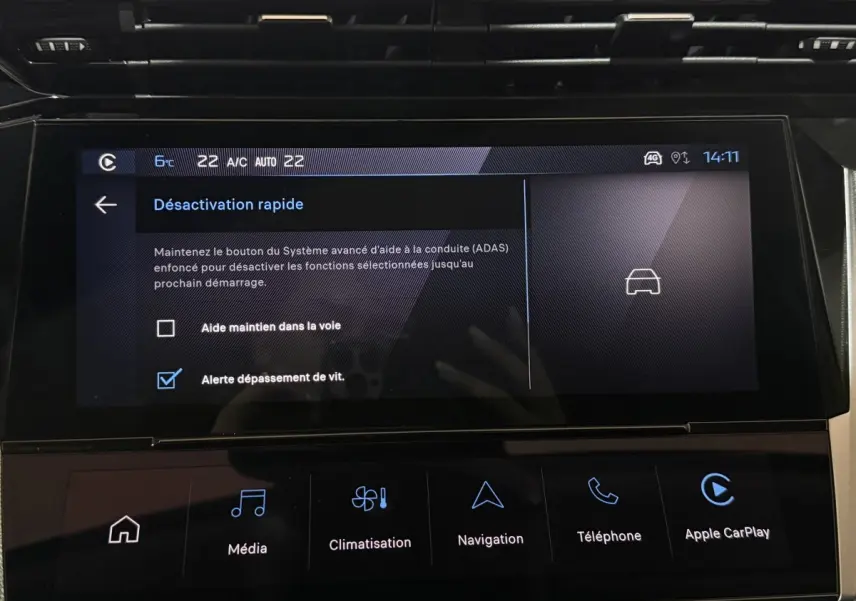 Écran tactile central de la Peugeot 308 rouge montrant les options d’aide à la conduite, vue intérieure frontale.