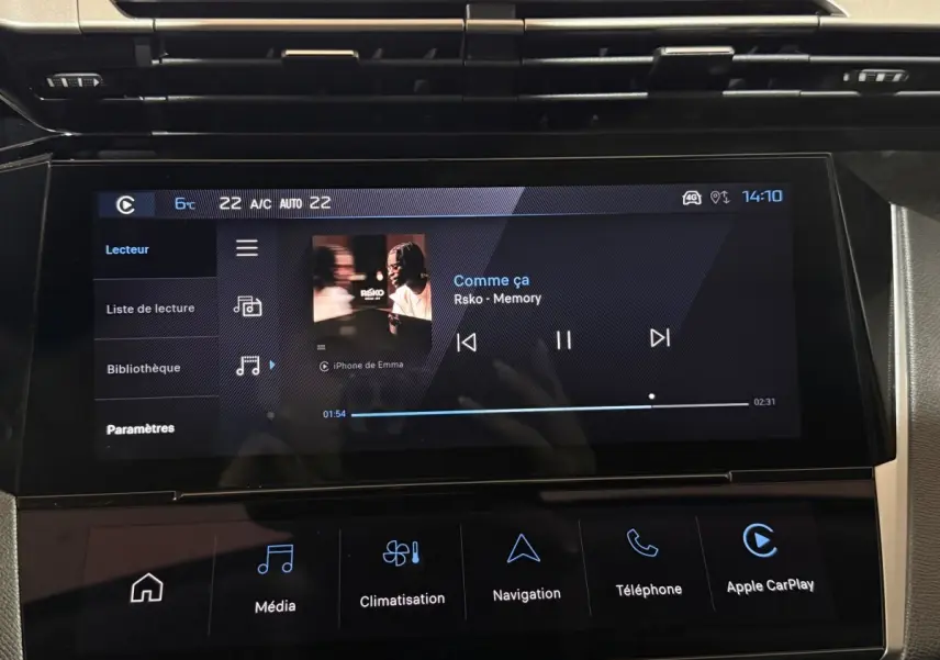 Écran tactile central de la Peugeot 308 2025 affichant la lecture musicale et les commandes multimédias.